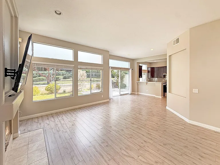 5423 Renaissance Ave — Photo 6