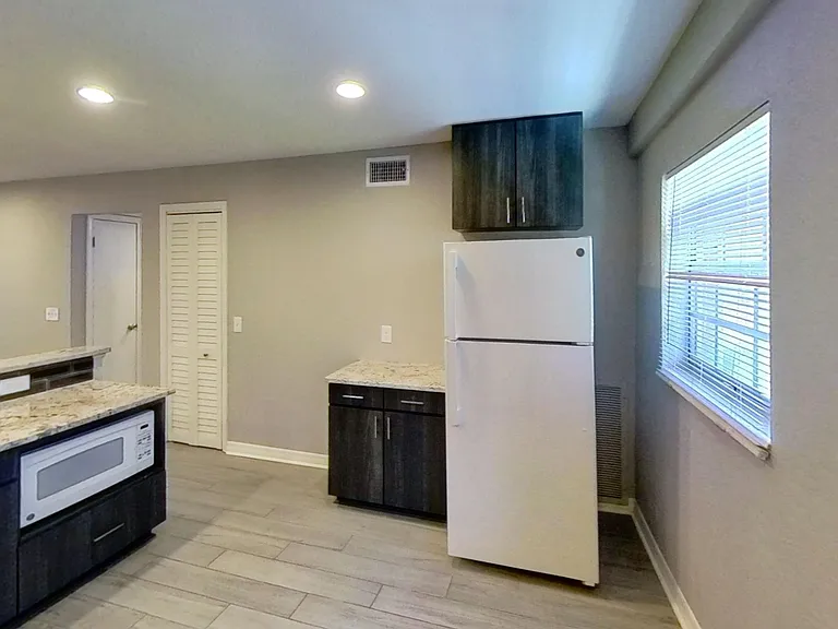 Bay Colony Apartments — Photo 24