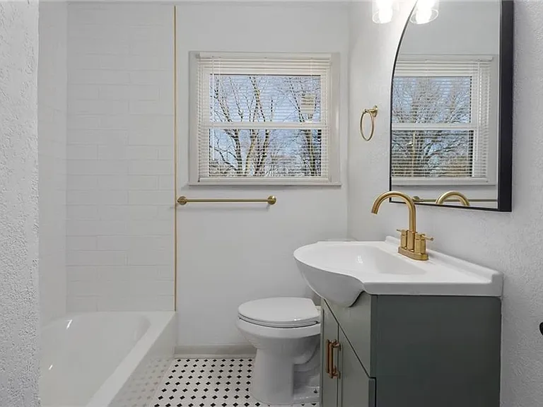 307 SE 7th St — Photo 1