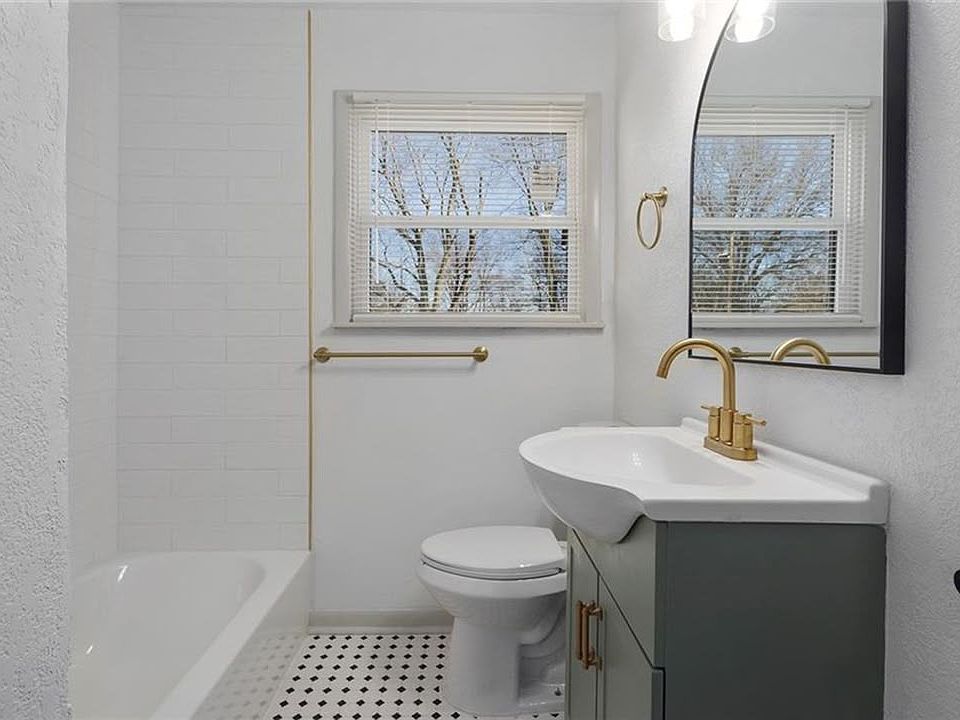 1st image of 307 SE 7th St