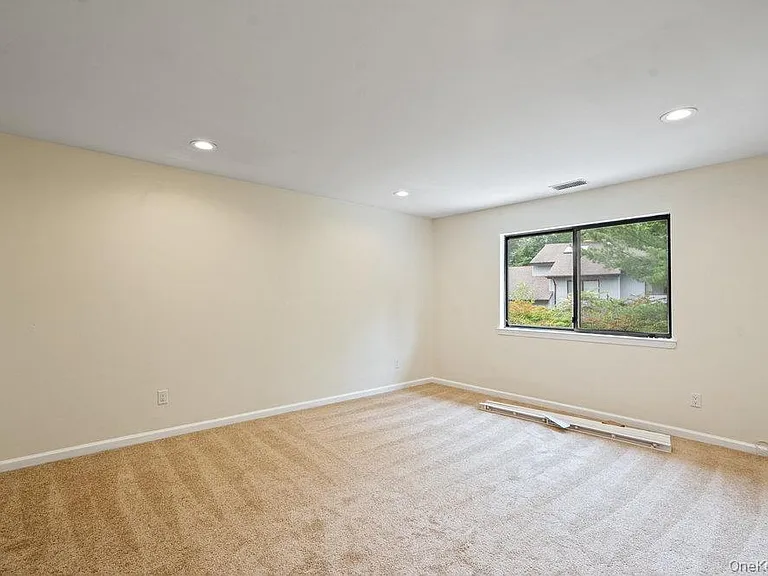 90 Foxwood Dr — Photo 21