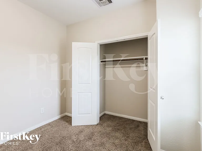 15141 Meadow Gln S — Photo 16