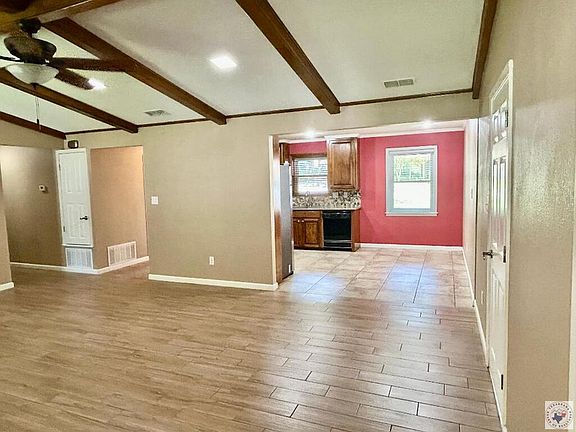 5th image of 303 Pin Oak St