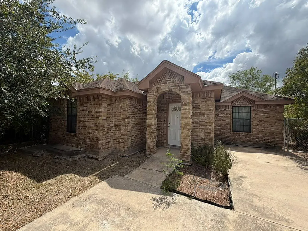 3 bed, 2.0 bath, 1020 sqft, $1,300 — Photo 3