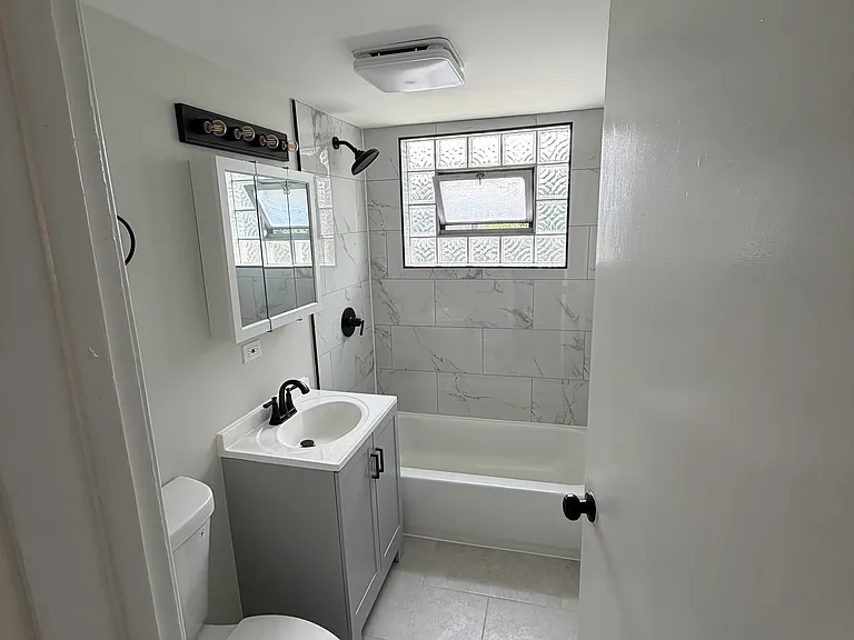7810 S Escanaba Ave #1 — Photo 4