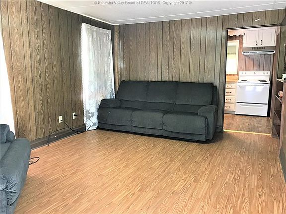 4th image of 975 Lincoln Dr