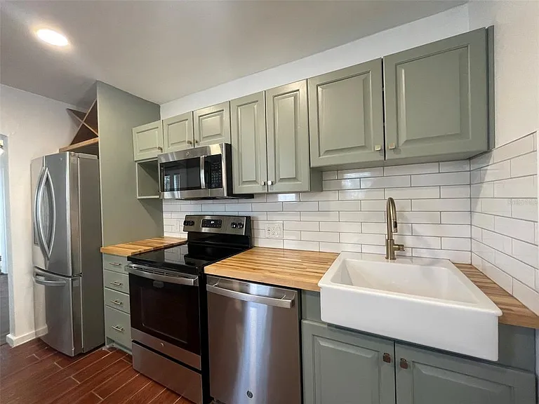4221 Burlington Ave N — Photo 7
