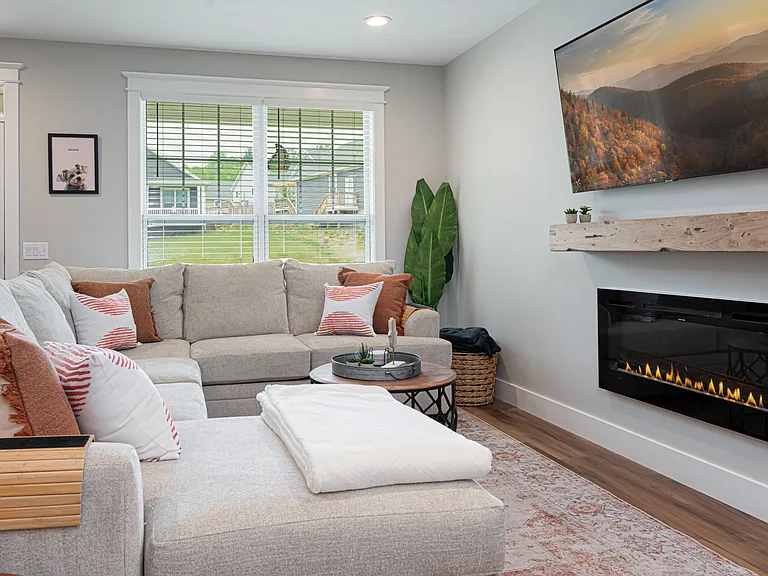 1208 Seven Sisters Ln — Photo 4