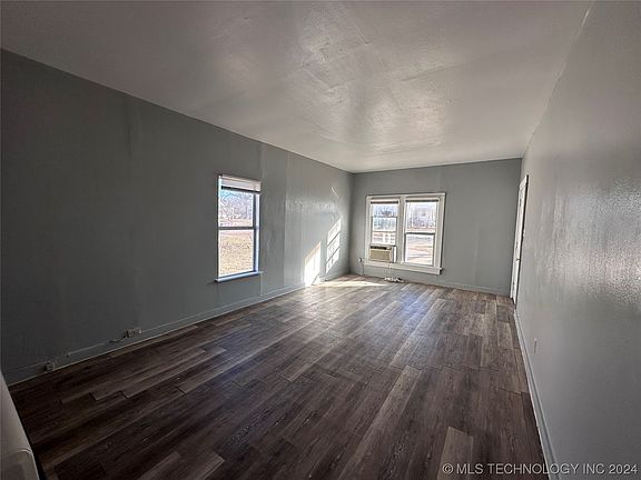 5th image of 225 N Hope St