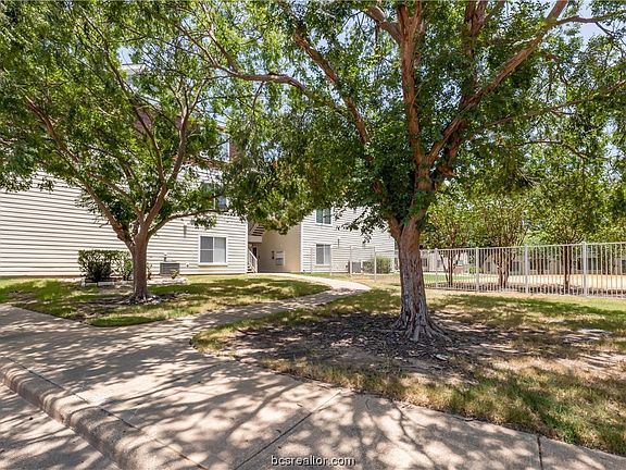 3rd image of 527 Parkway #204