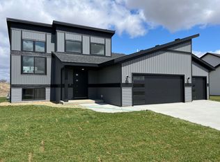 2210 Elk Run Dr SE, Pine Island, MN 55963