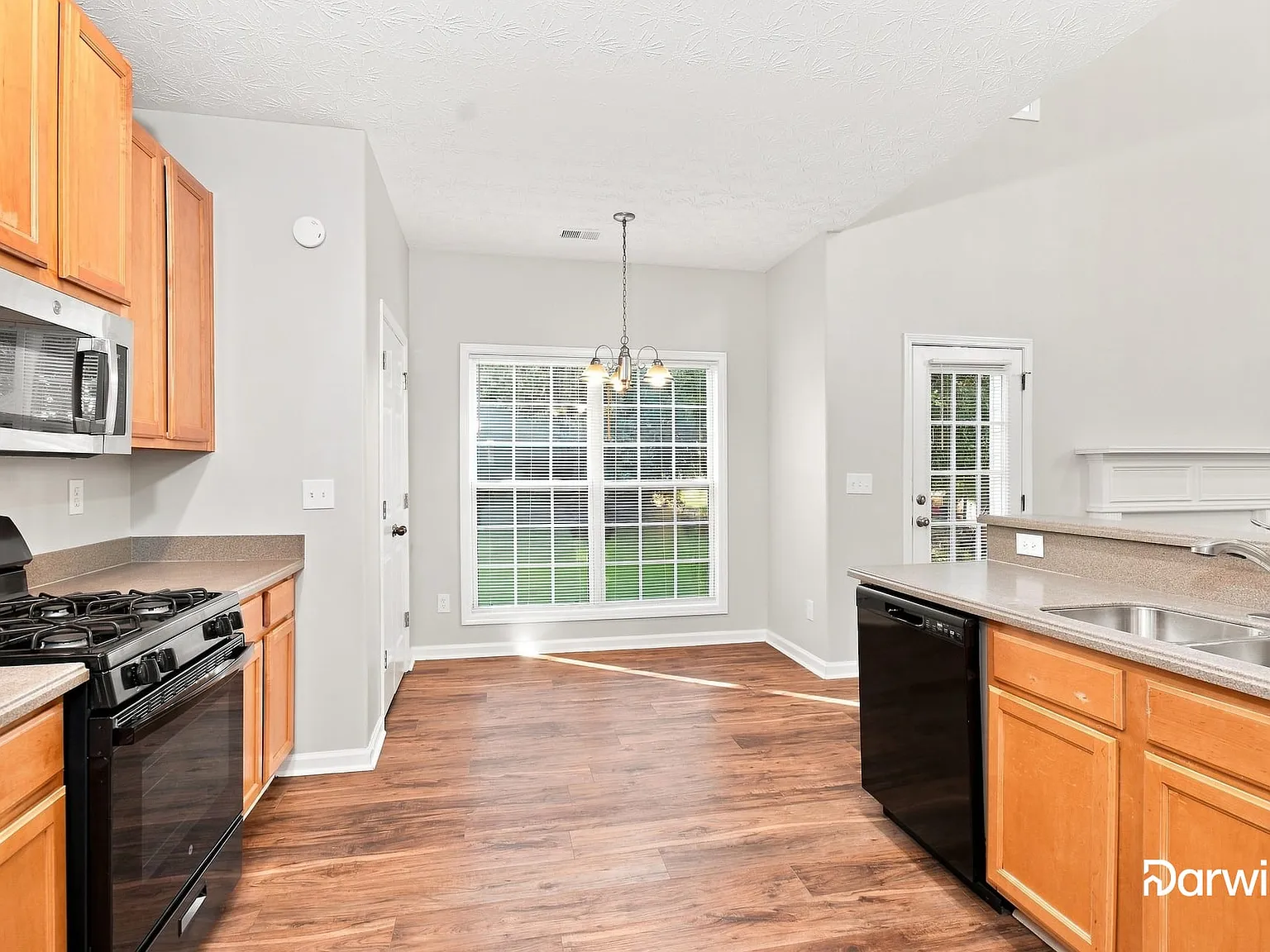 4 bed, 2.5 bath, 2204 sqft, $2,250 — Photo 3