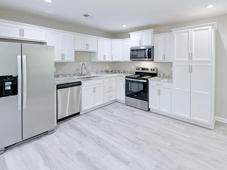 207 Woodlawn St — Photo 18