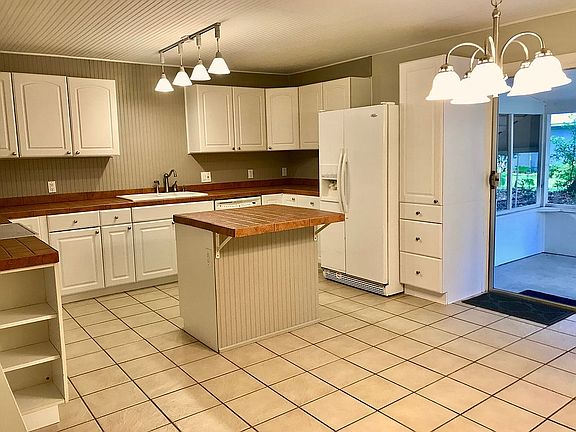 Kitchen with Island/Dining