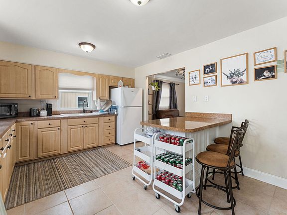 4th image of 324 Maple St