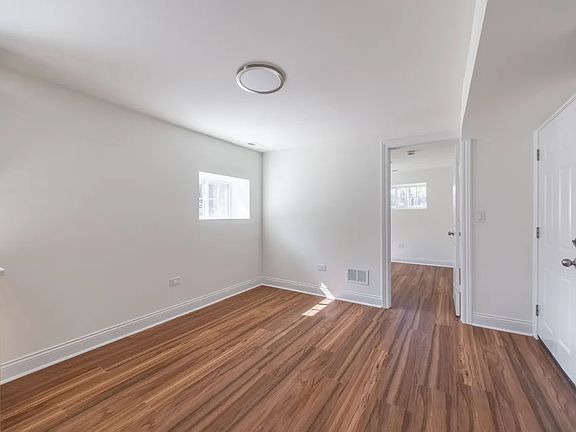 4th image of 3117 N Harding Ave #2