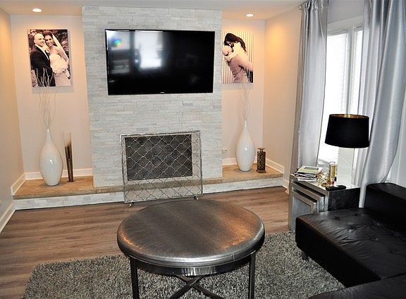 3rd image of 200 Edgebrook Dr