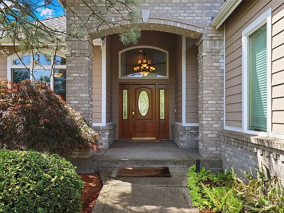 2nd image of 1828 Pointe Woodworth Drive NE