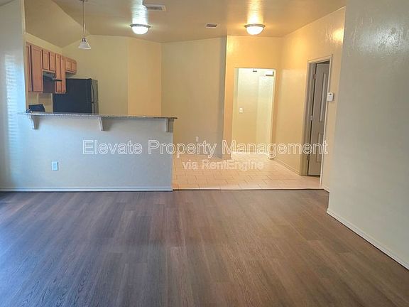 2nd image of 927 W Prairie Wind Way