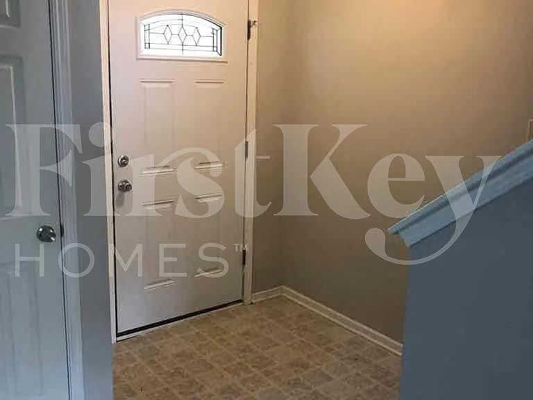 5702 N Jefferson Dr — Photo 2