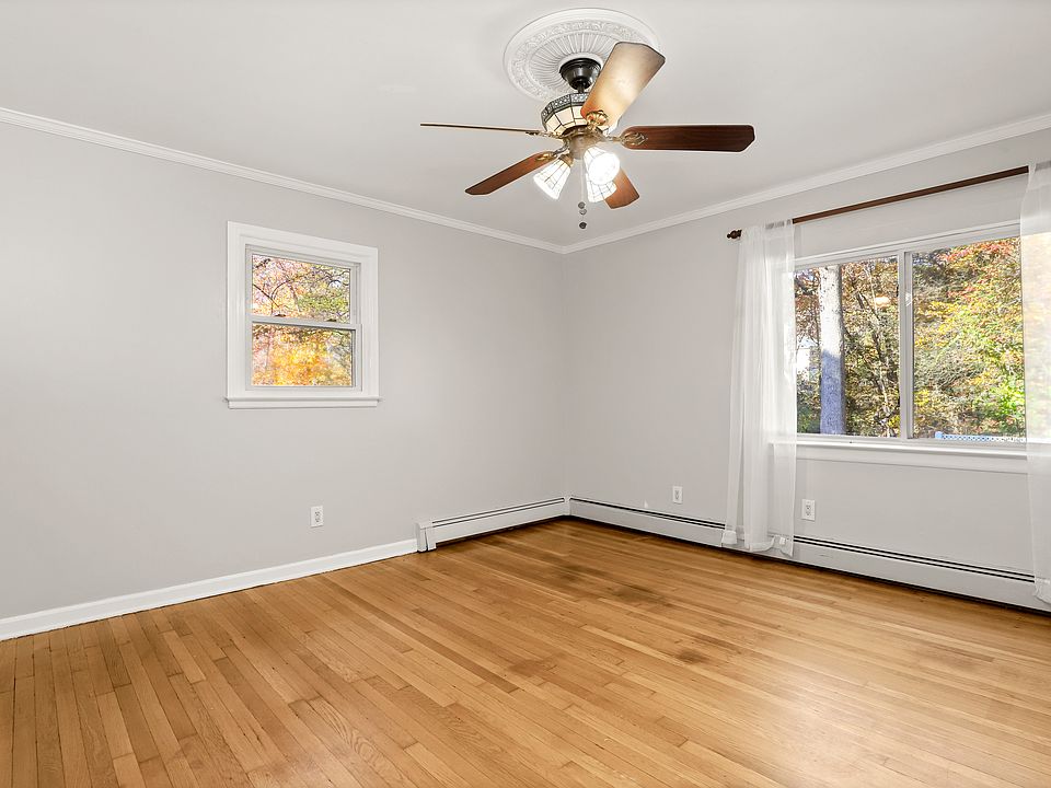 13 x 13 bedroom with private half bath ($1600/month)