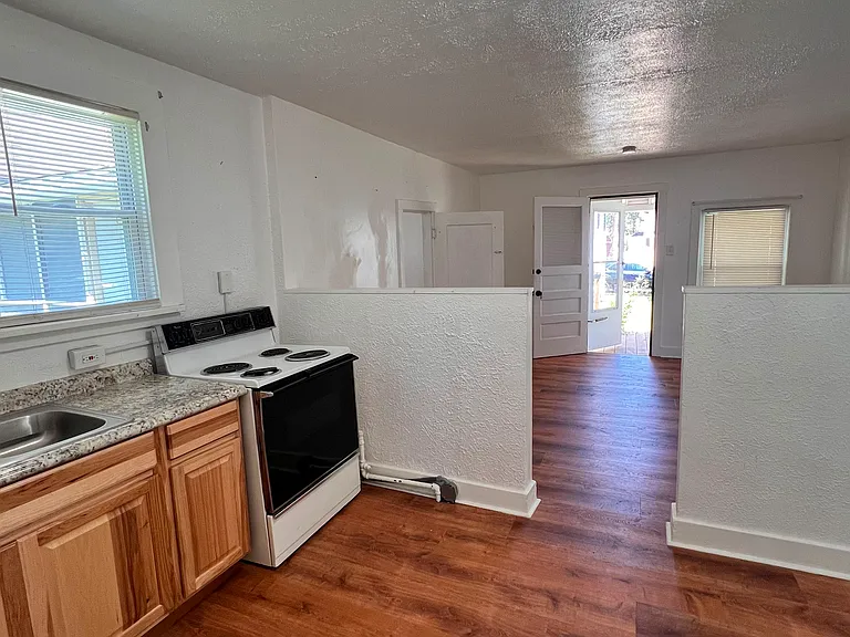 625 Wood St — Photo 5