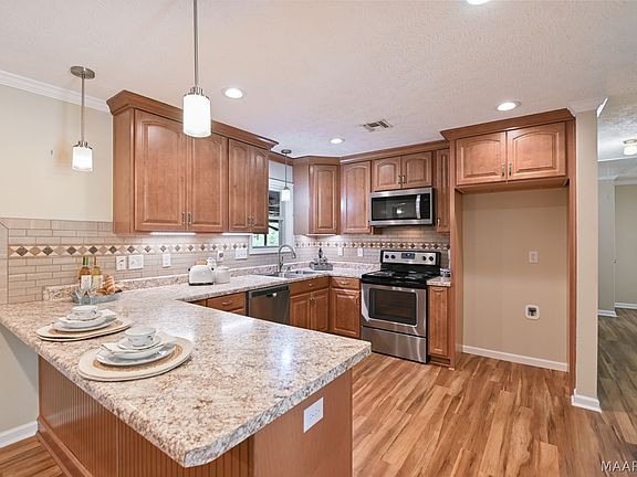 3rd image of 137 Guilford Ln