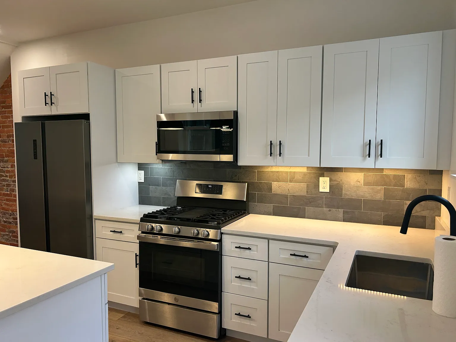 4 bed, 2.5 bath, 2000 sqft, $3,000 — Photo 2
