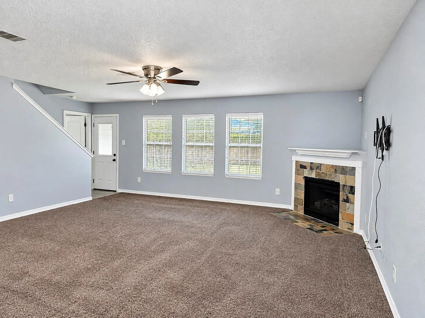 5 bed, 3.5 bath, 2630 sqft, $3,100 — Photo 3