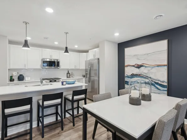 5337 Long Pointe Pass, Woodbury, MN 55129