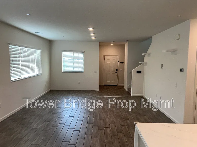 4 bed, 2.5 bath, 2000 sqft, $2,745 — Photo 4
