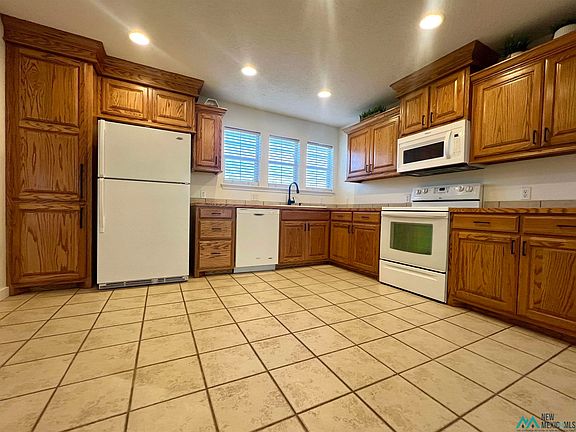 3rd image of 4617 Sandstone Dr