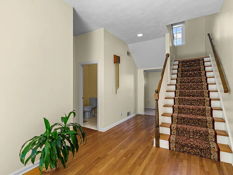 80 Howland Rd — Photo 41