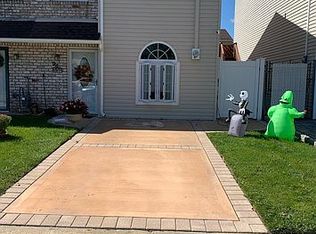 94 Seguine Pl, Staten Island, NY 10312