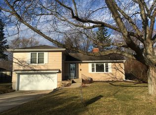 357 Parkside Dr, Sycamore, IL 60178