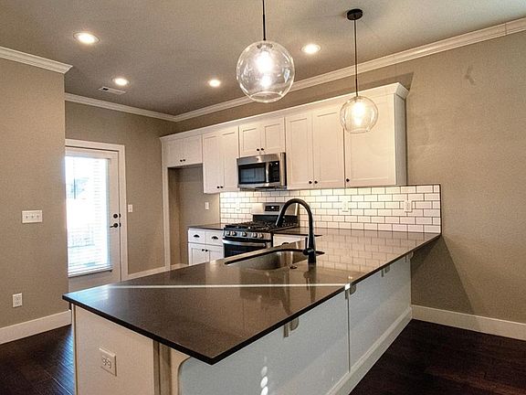 3rd image of 1521 Park St