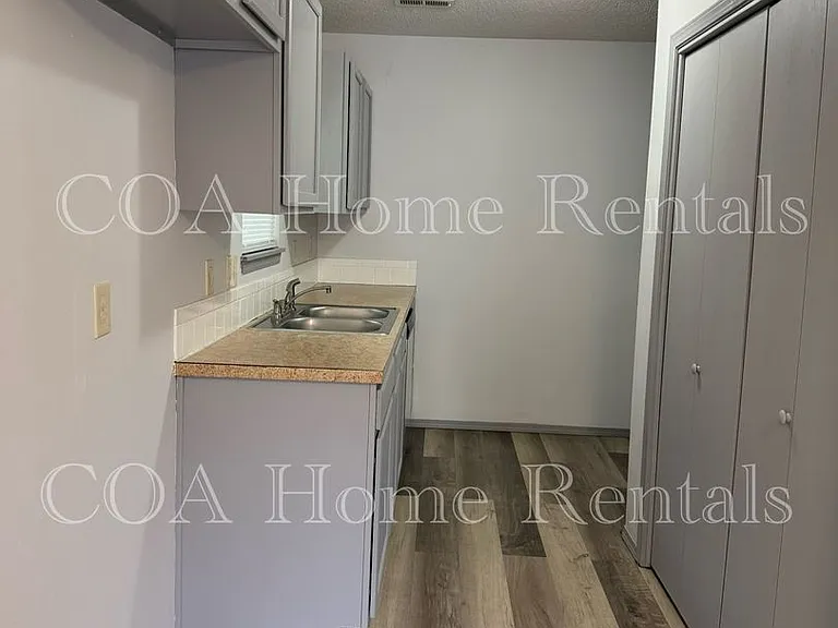 1249 N Minnesota Ave — Photo 3