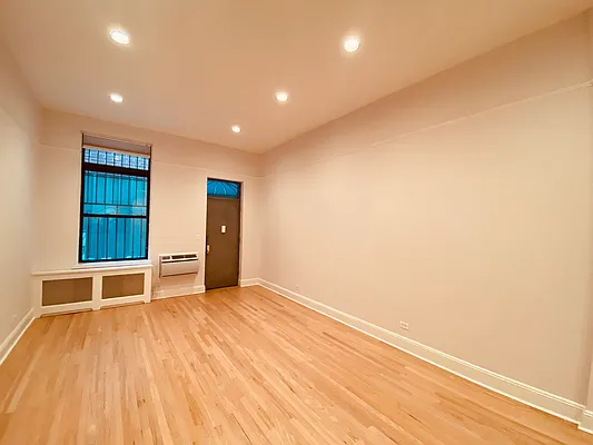 Rented by Metropolis Real Estate of Manhattan | media 7