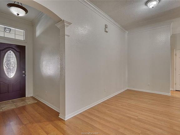2nd image of 1055 Windmeadows Dr