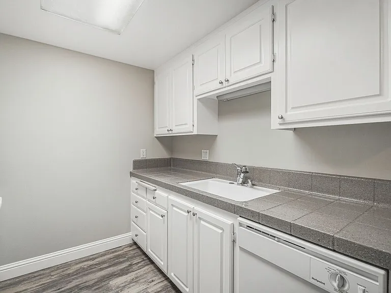 Glenmoor Green Apartments — Photo 10