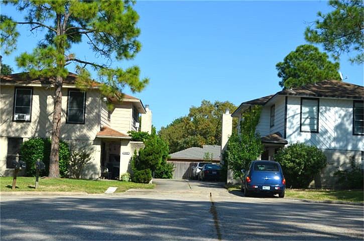 1 COMPOUND, 2 SEPERATE PROPERRTIES, 4 UNITS....Great Investor Opportunity