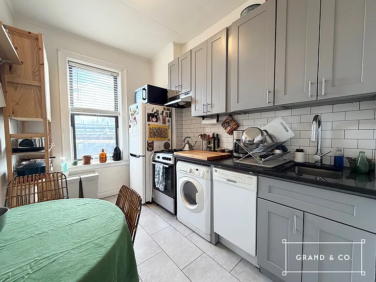 1886 Woodbine St #3 — Photo 3