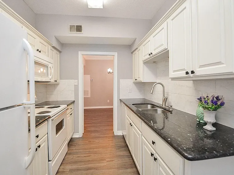 2255 Braeswood Park Dr #195 — Photo 10