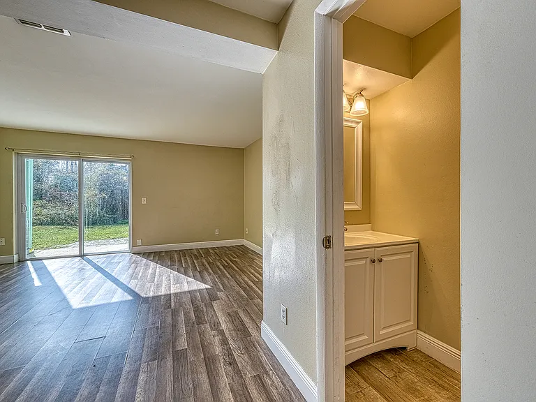 283 Gardner Ln #D — Photo 8