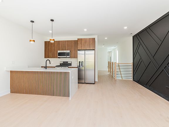 3rd image of 2917 W Arthington St #2