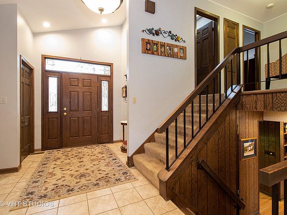 3rd image of 131 Graymoor Ln