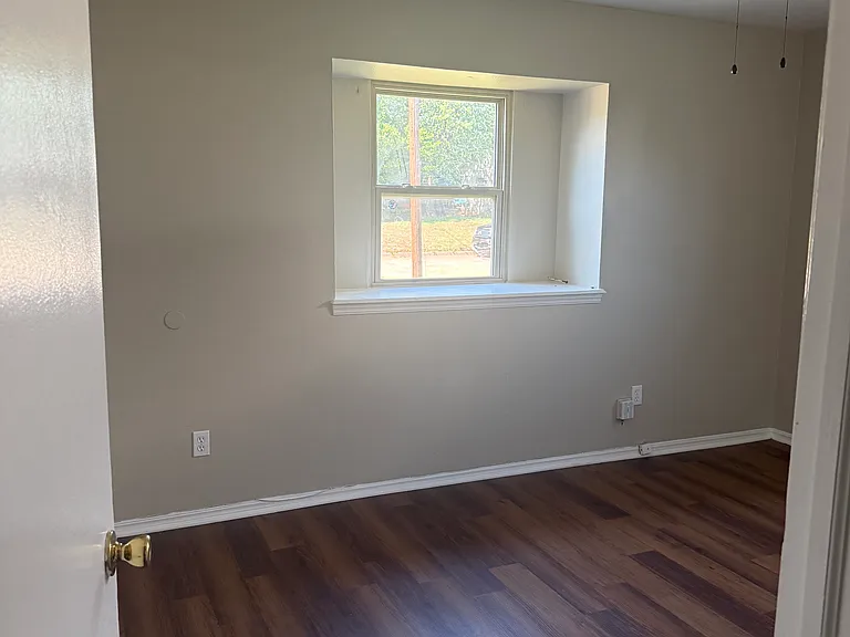 1304 Locust Dr — Photo 12