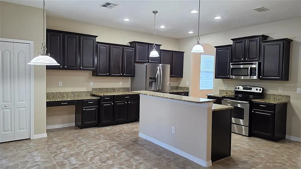 5 bed, 3.0 bath, 3309 sqft, $3,400 — Photo 4