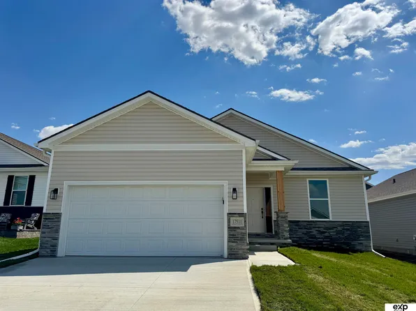 17511 Greenleaf Dr, Omaha, NE 68136
