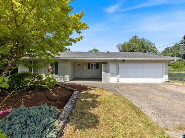 1025 N 3rd St, Woodburn, OR 97071